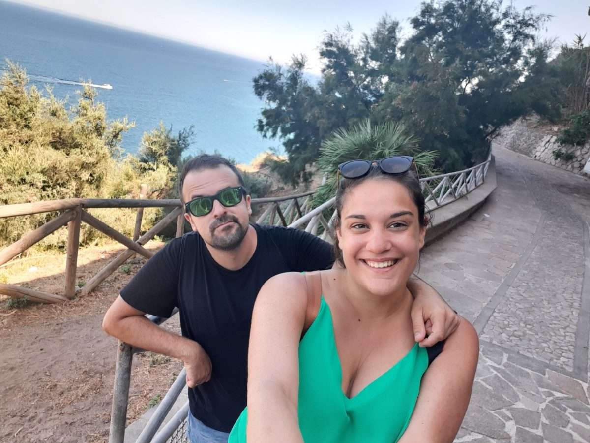 Alessia e Michael di Red Lace sorridenti insieme ritratto coppia travel vlog con paesaggio naturale