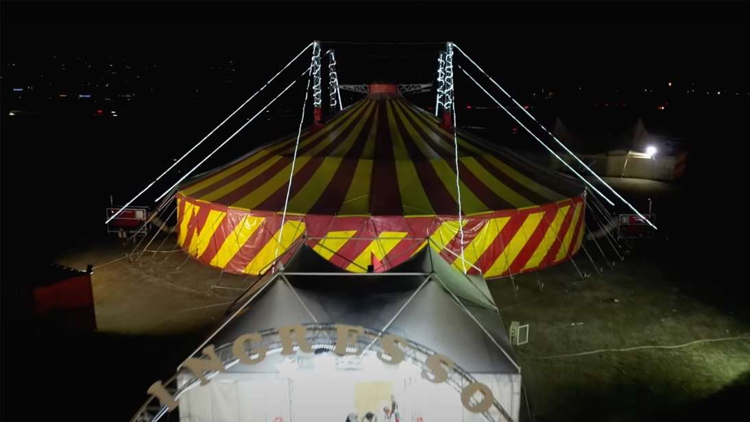 Immagine che contiene circo, aria aperta, notte, tenda
Descrizione generata automaticamente