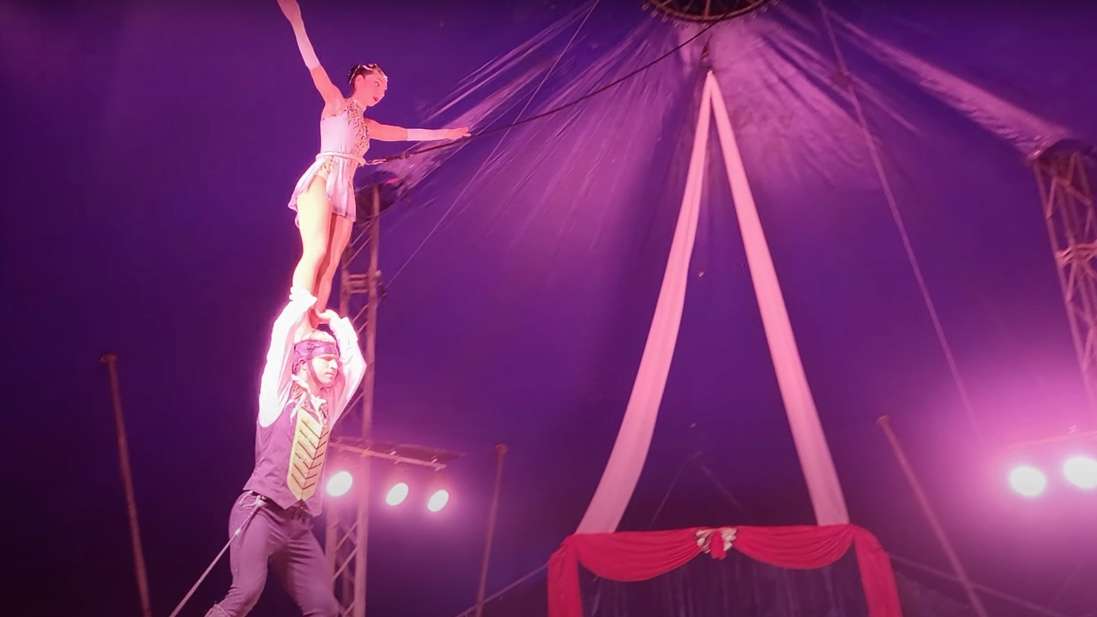 Immagine che contiene circo, intrattenimento, Performance artistica, Acrobazie
Descrizione generata automaticamente