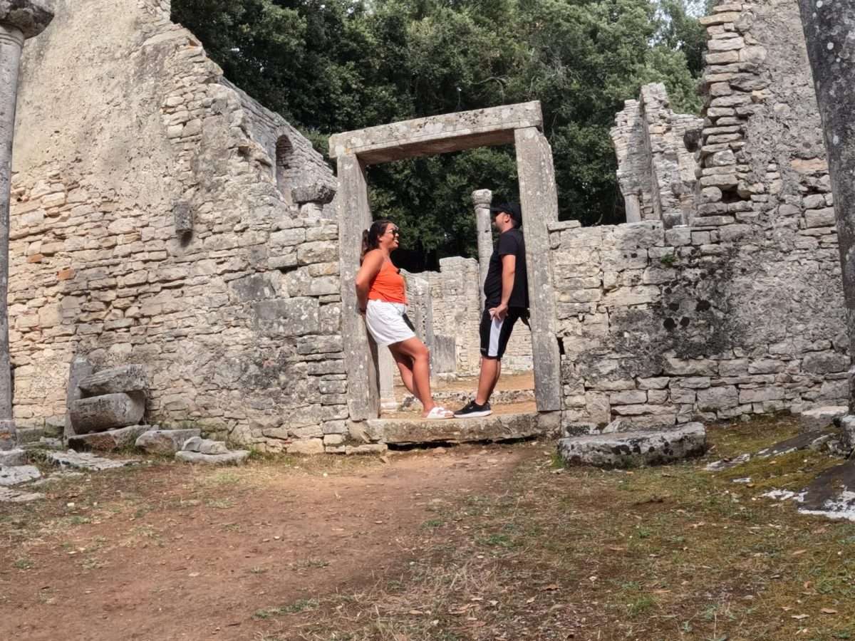 Rovine della chiesa di San Marco a Brioni con Turisti