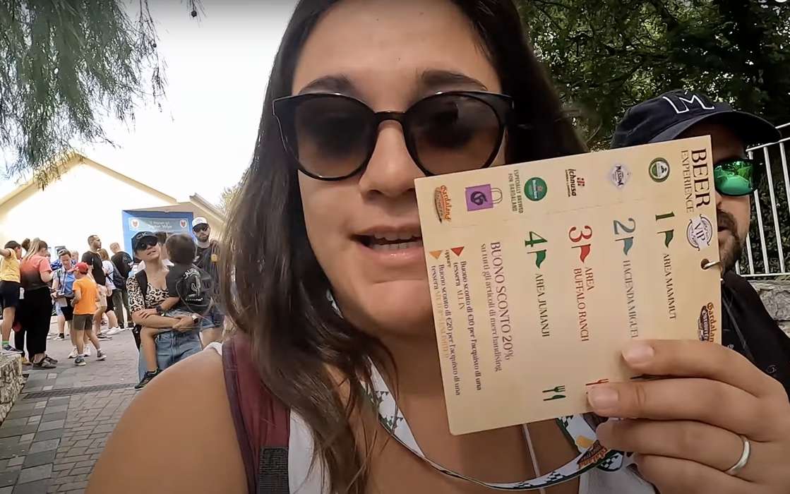 Alessia di Red Lace che mostra il beer pass Experience al Garland Oktoberfest