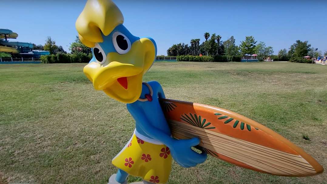 Mascotte di nome Mike in versione spiaggia,.
Mascotte di Mirabilandia e Mirabeach.