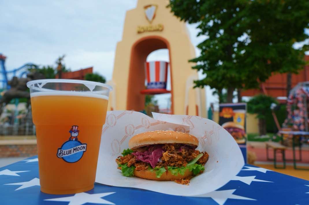 Panino e Birra con dietro l'arco di Movieland Park