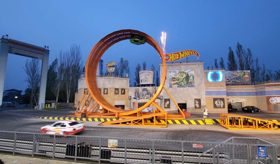 Spettacolo degli stuntman di Mirabilandia, momento in cui il pilota esegue il loop