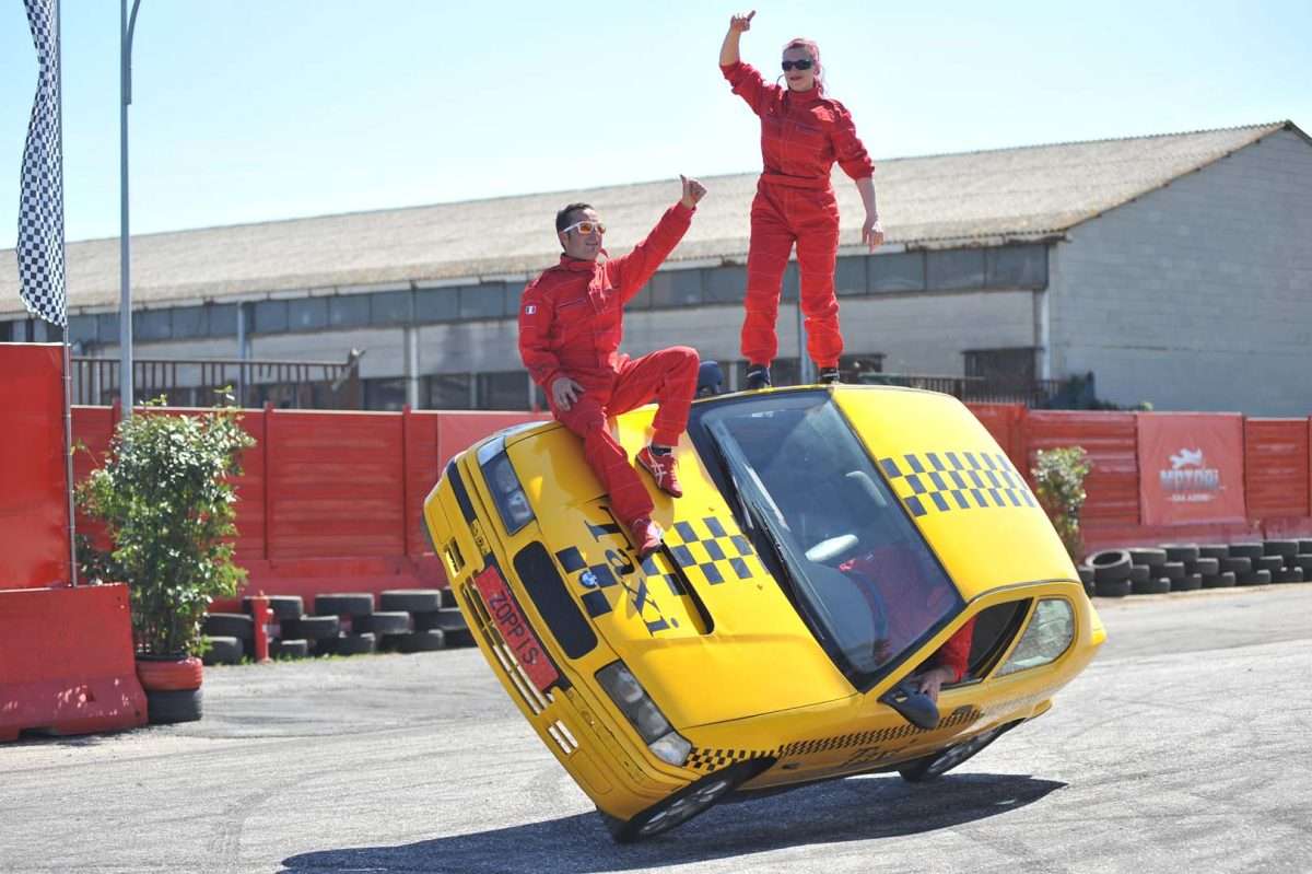 auto stuntman su due ruote durante lo spettacolo scuola di Polizia a cinecittà world