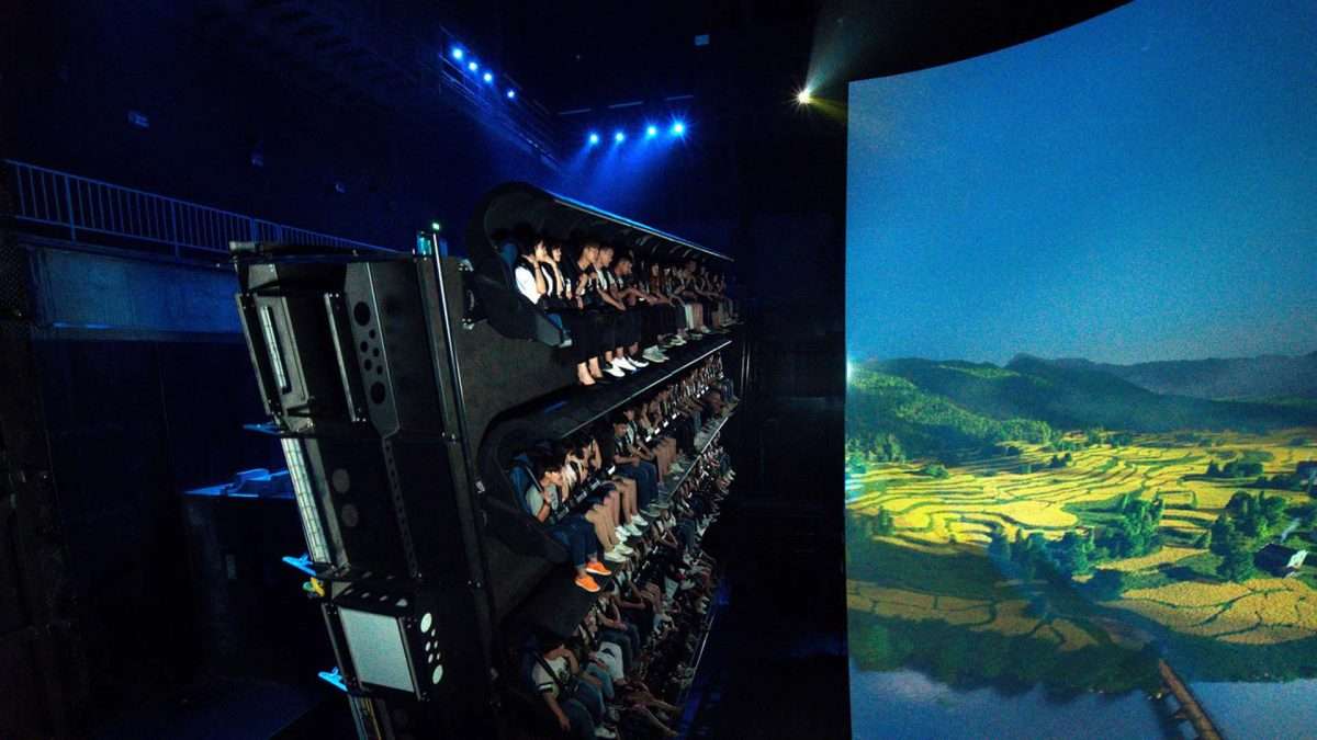 Interno della attrazione Volarium a cinecittà wolrd