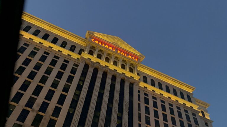 Facciata dorata del Caesars Palace Hotel con insegna rossa al tramonto Las Vegas
