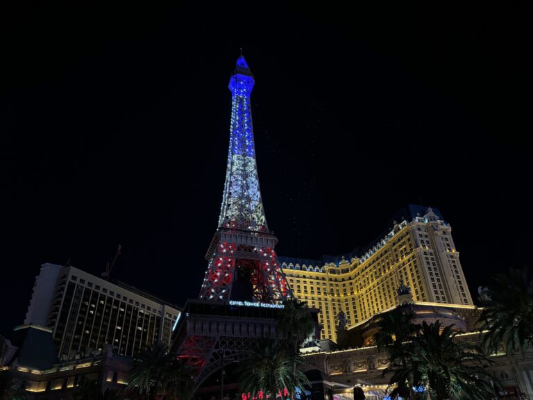 Replica della Torre Eiffel illuminata in blu e rosso di notte al Paris Hotel Las Vegas