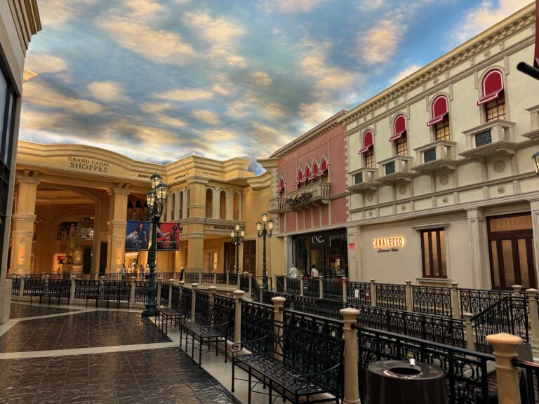 Esterno del Grand Canal Shoppes con architettura veneziana, balconate e negozi al Venetian Hotel Las Vegas