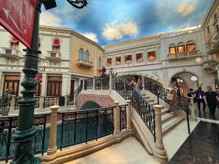 Interno del Grand Canal Shoppes al Venetian Hotel con architettura veneziana, balconate e cielo artificiale