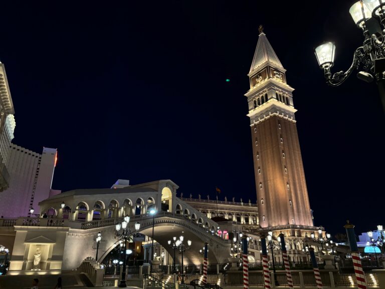 Replica del Ponte Rialto di Venezia al Venetian Hotel di Las Vegas illuminata di notte