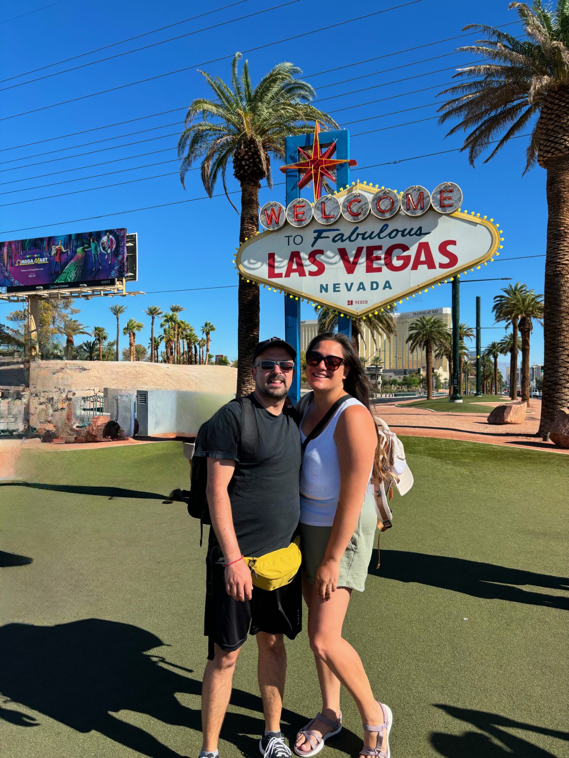 Alessia e Michael davanti al celebre cartello neon Welcome to Fabulous Las Vegas del 1959