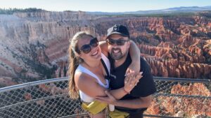 Alessia e Michael posano insieme a Bryce Canyon con l'anfiteatro di hoodoos sullo sfondo