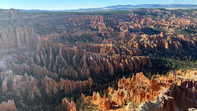 Panorama dell'anfiteatro di Bryce Canyon con migliaia di hoodoos illuminati dalla luce dorata del tramonto