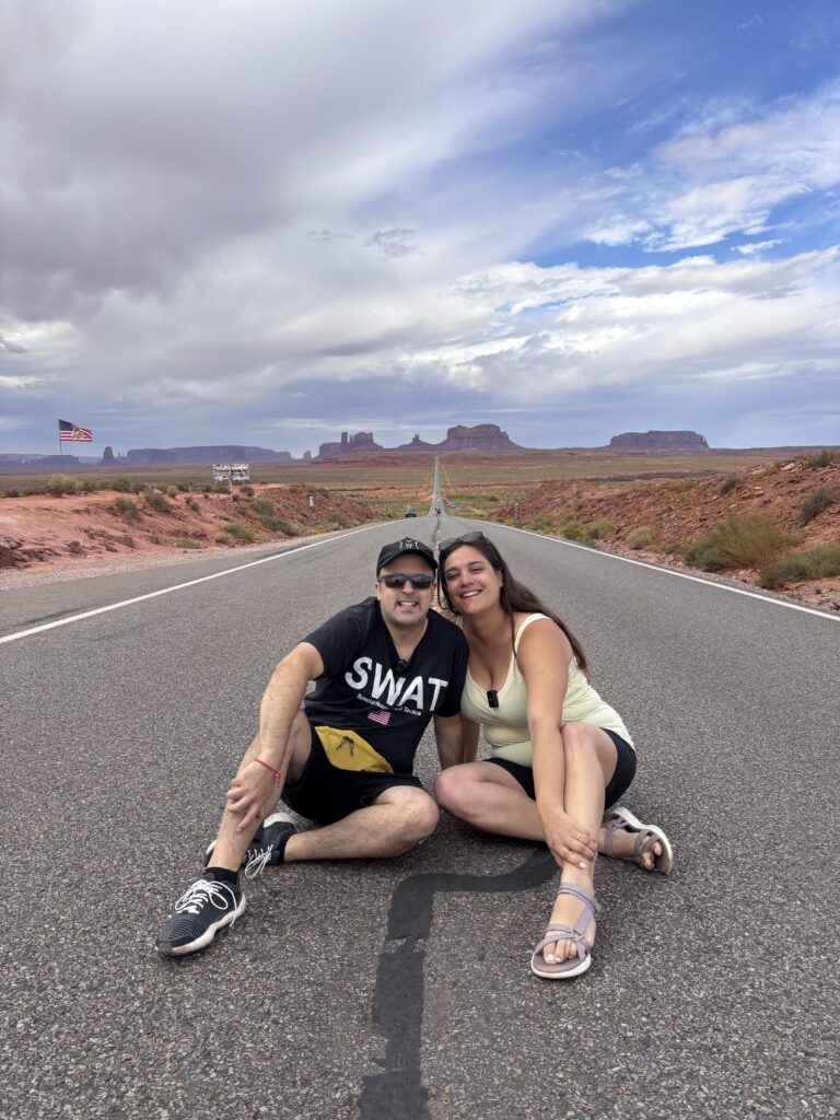 Alessia e Michael posano sulla Highway 163 al Forrest Gump Point in Monument Valley al miglio 13