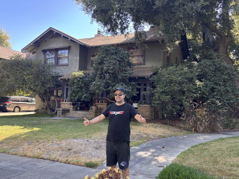 Michael davanti alla casa di Lorraine Baines da Ritorno al Futuro a South Pasadena California