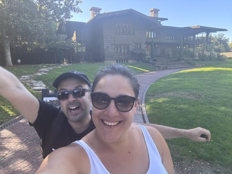 Alessia e Michael davanti alla Gamble House, la casa di Doc Brown da Ritorno al Futuro a Pasadena California