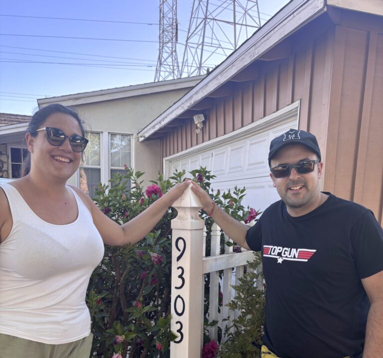 Alessia e Michael davanti al numero civico 9303 della casa di Marty McFly da Ritorno al Futuro a Arleta Los Angeles