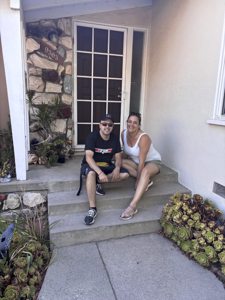Michael e Alessia all'ingresso della casa di Marty McFly da Ritorno al Futuro a Arleta Los Angeles
