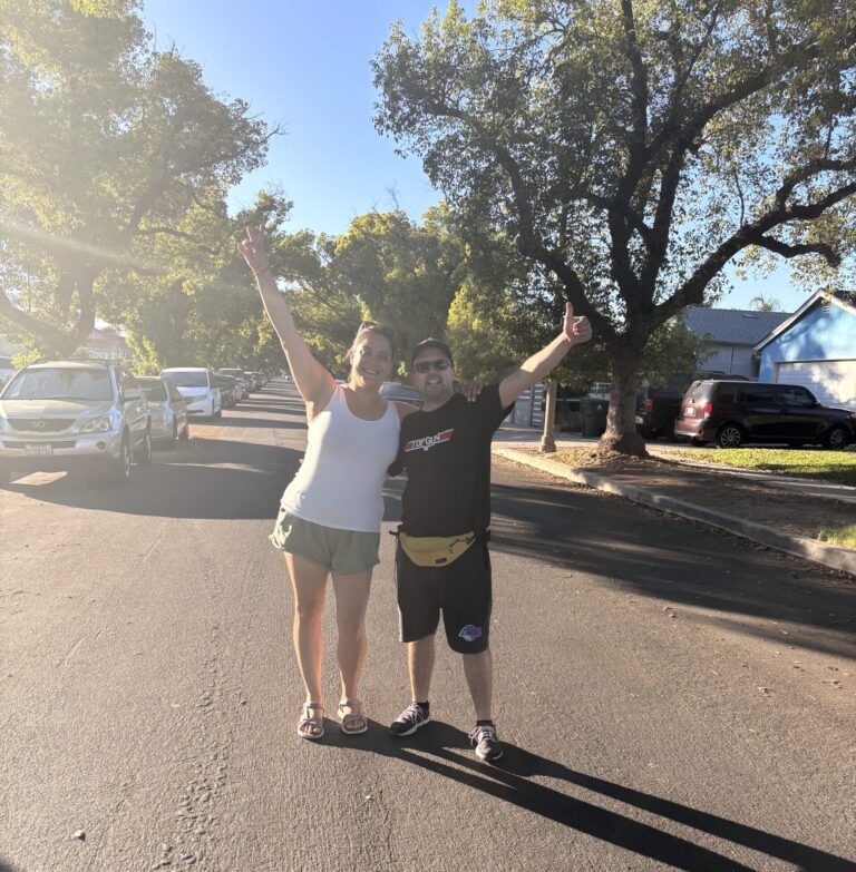 Alessia e Michael davanti alla casa di Marty McFly da Ritorno al Futuro a Arleta Los Angeles California