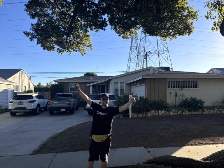 Michael davanti alla casa di Marty McFly da Ritorno al Futuro con traliccio della luce sullo sfondo a Arleta Los Angeles