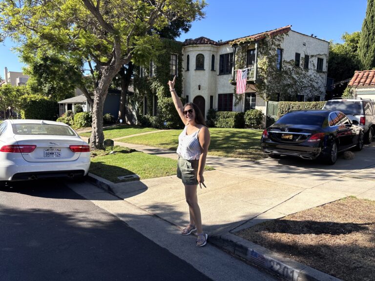 Alessia di Red Lace davanti alla casa di Mitchell e Cameron da Modern Family a Century City Los Angeles