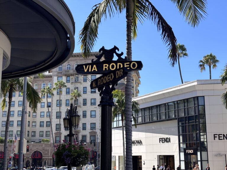 Via Rodeo segno Rodeo Drive Beverly Hills palme boutique Fendi luxury shopping street Los Angeles