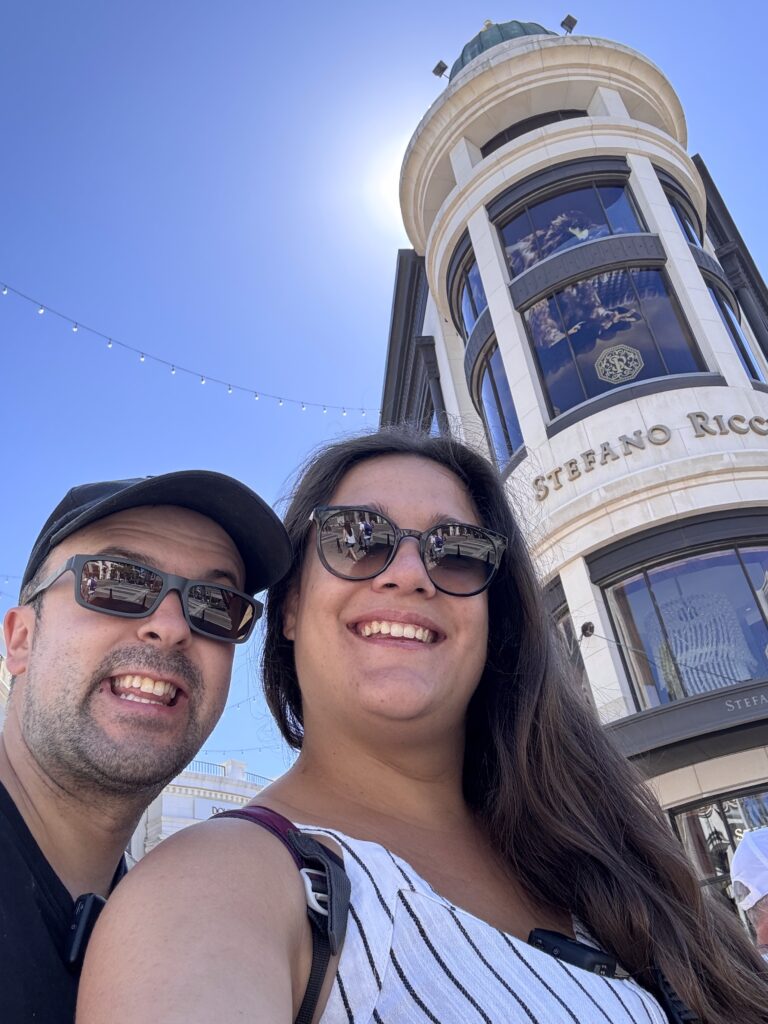 Alessia e Michael Red Lace davanti edificio storico Rodeo Drive Beverly Hills Los Angeles luxury shopping street