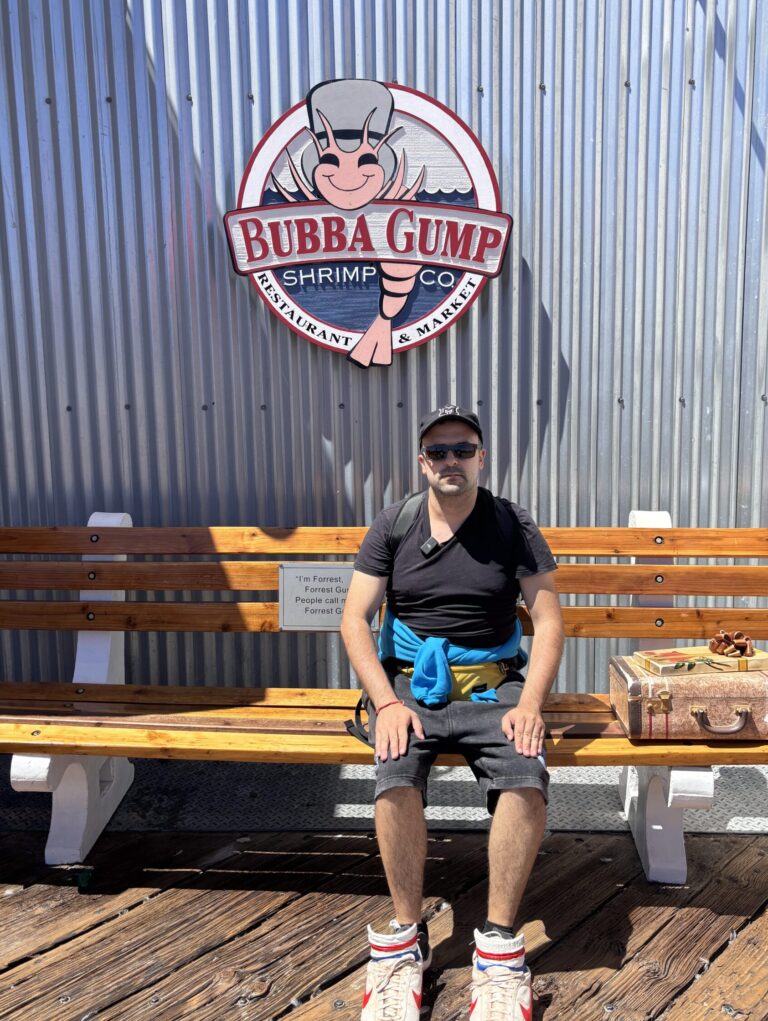 Michael Red Lace davanti a Bubba Gump Shrimp Co segno logo ristorante Santa Monica Pier