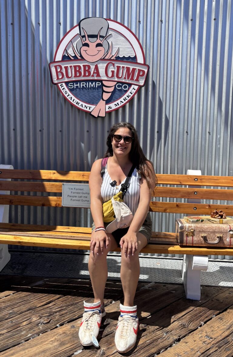 Bubba Gump Shrimp Co ragazza donna con segno logo ristorante Santa Monica Pier Forrest Gump