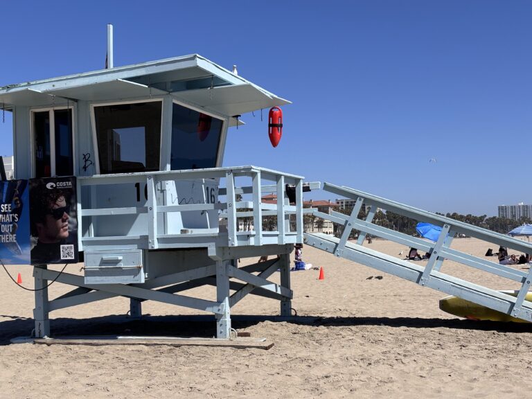 Santa Monica lifeguard tower bianca blu spiaggia oceano Pacifico bagnini stazione di salvataggio iconica