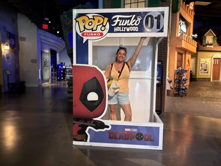 Alessia Red Lace corner fotografico Deadpool Funko Pop Hollywood negozio pop culture Marvel personaggio