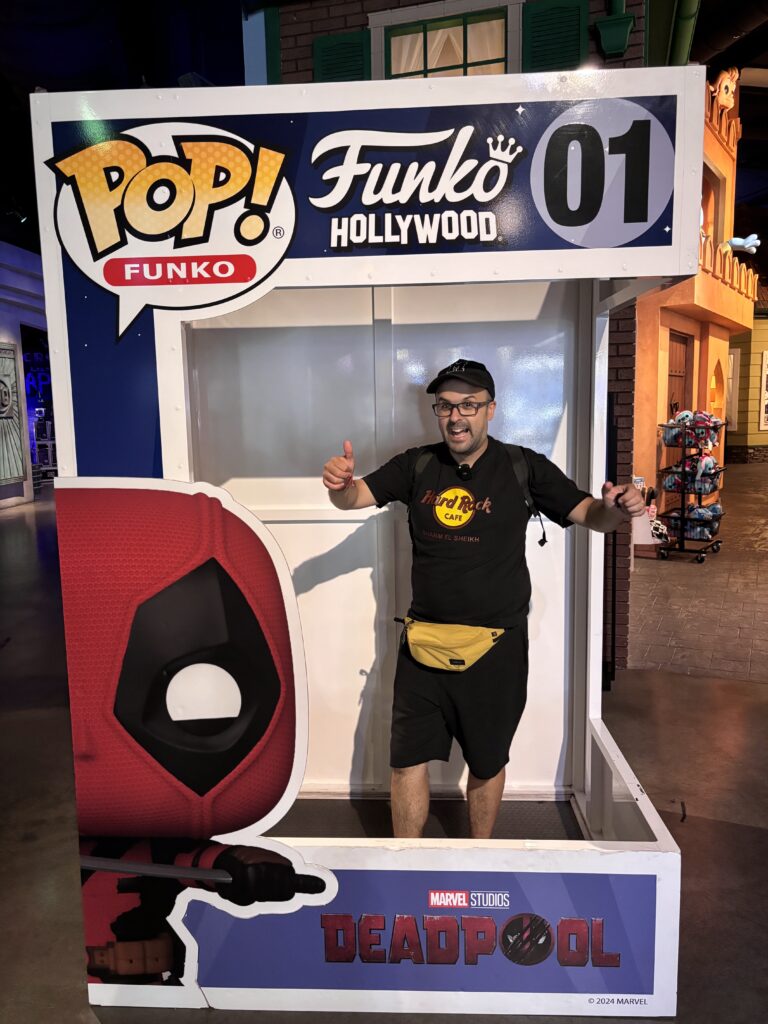 Michael davanti Funko Pop store Hollywood Deadpool Marvel personaggio negozio pop culture collectibles