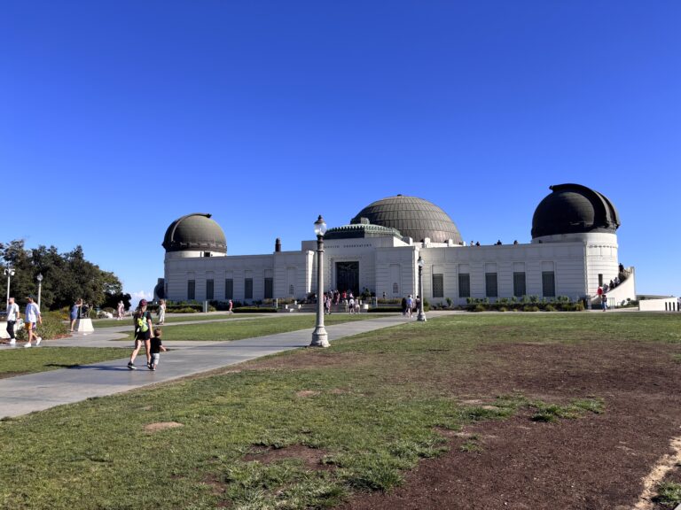 Griffith Observatory edificio Art Deco bianco con tre cupole a Los Angeles California vista frontale architettura