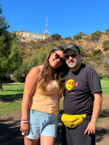 Alessia e Michael posano davanti al celebre cartello Hollywood di Los Angeles nel Griffith Park