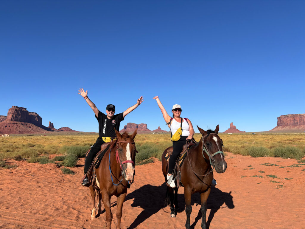 a cavallo nella monument valley Social