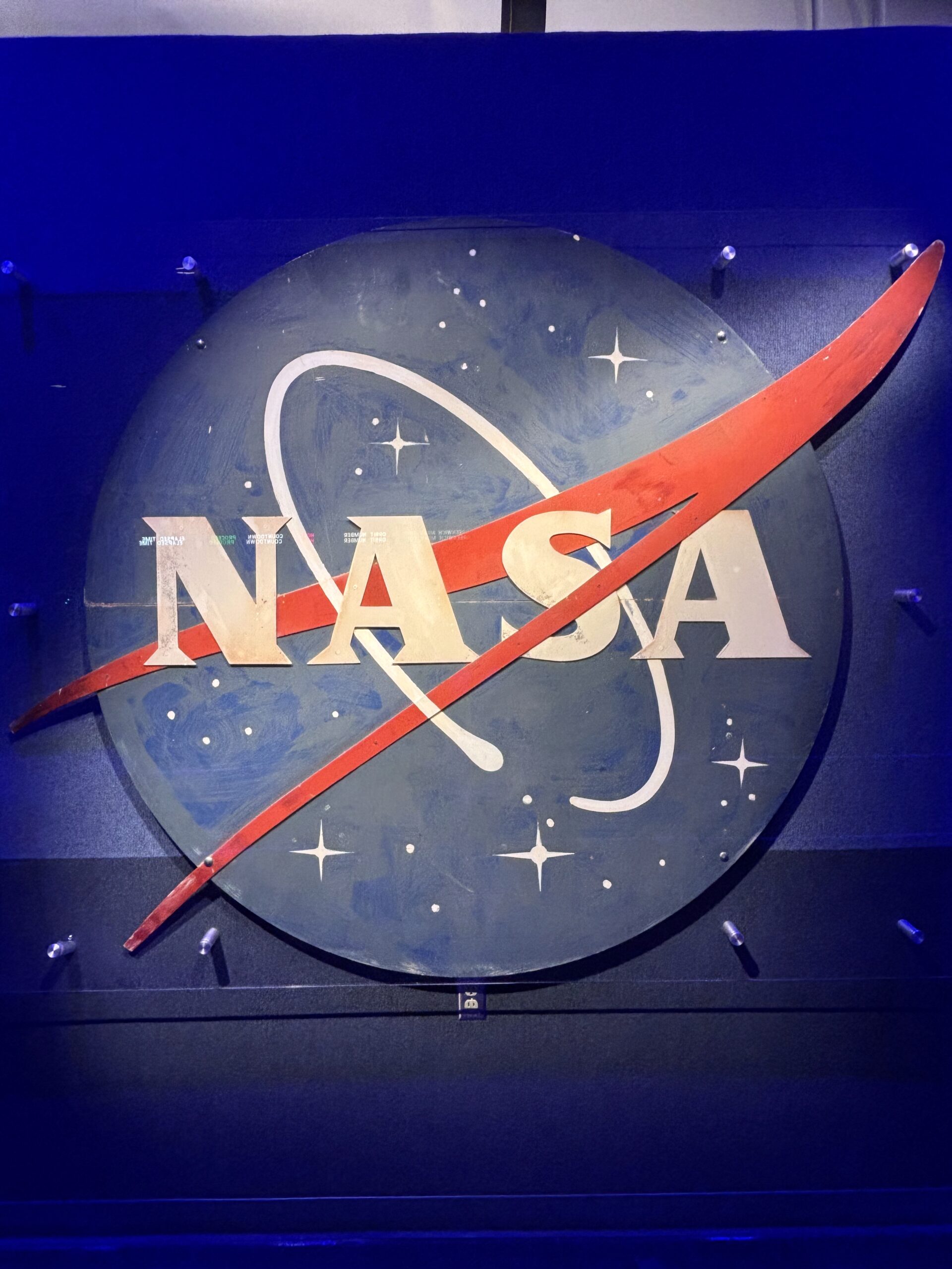 Logo della NASA - Agenzia Spaziale Americana con sfera blu, stelle bianche e freccia rossa caratteristica