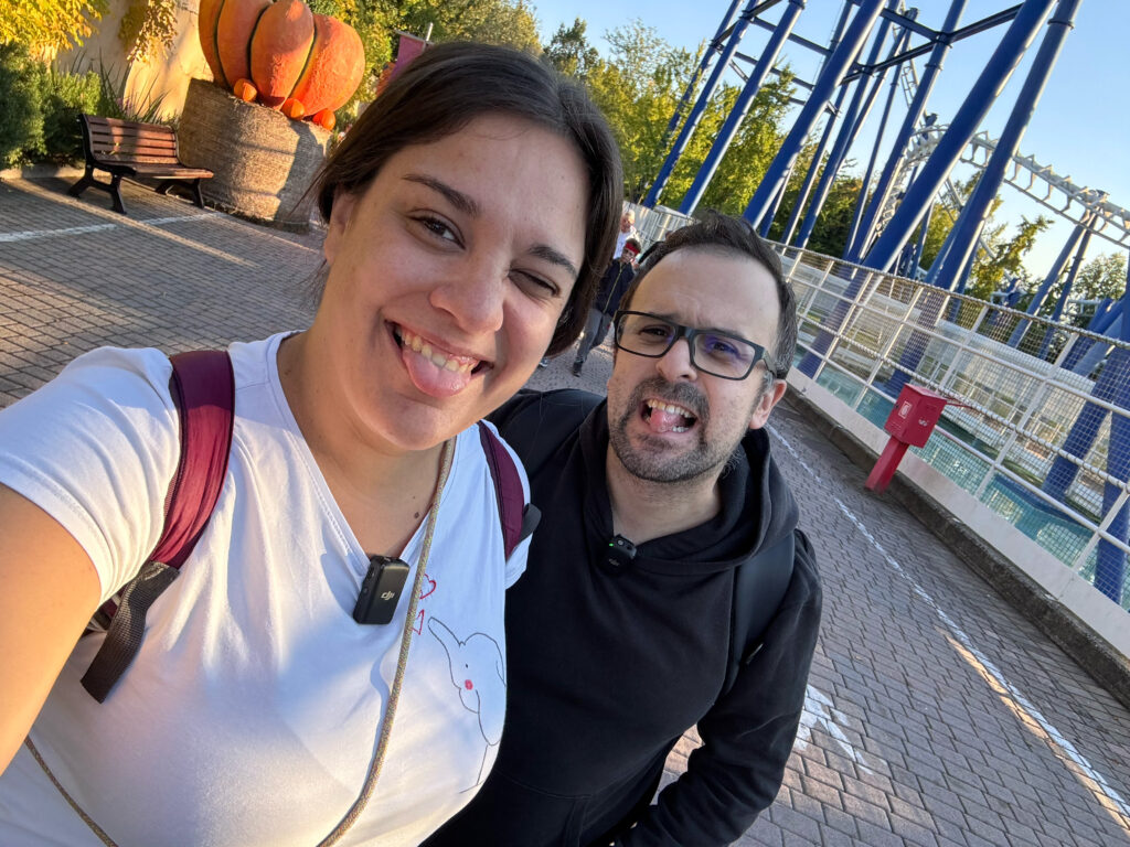 Alessia e Michael di Red Lace sorridono davanti a Blue Tornado a Gardaland