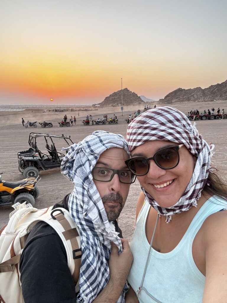 Red Lace – Michael e la sua compagna all'alba nel deserto del Sinai durante il tour in buggy da Sharm el Sheikh