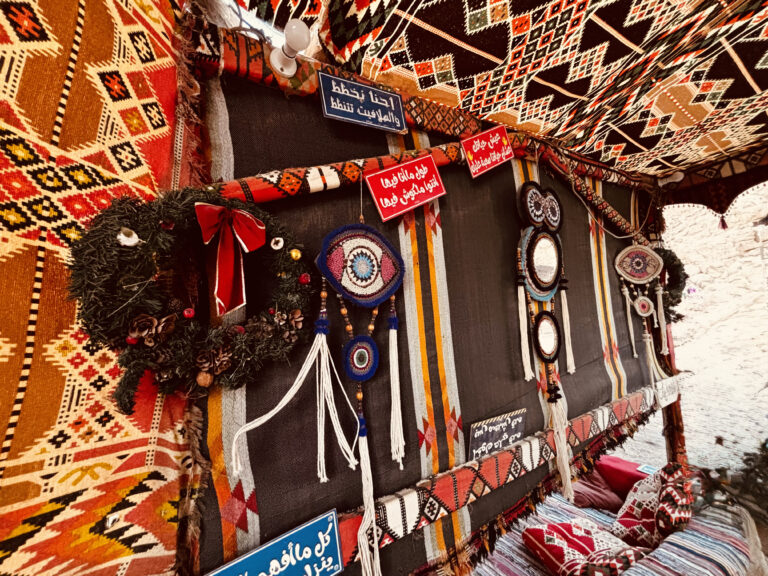 Decorazioni tradizionali all'interno di una tenda beduina nel deserto del Sinai, tappa del tour in buggy da Sharm el Sheikh