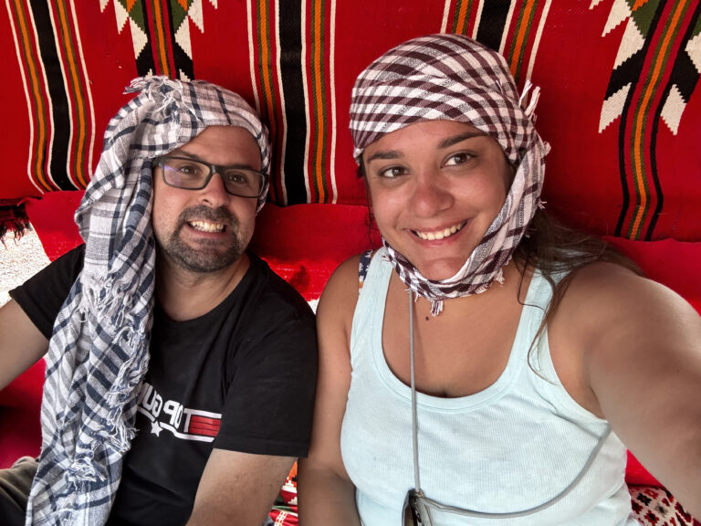 Coppia con kefiah beduina all'interno di una tenda beduina a Sharm el Sheikh, Egitto