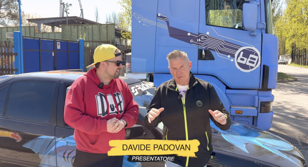 Davide Padovan presentatore intervistato davanti al camion del Hot Wheels Stunt Show Mirabilandia 2026